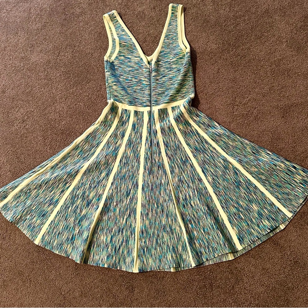 bebe KNIT DRESS, SIZE MEDIUM